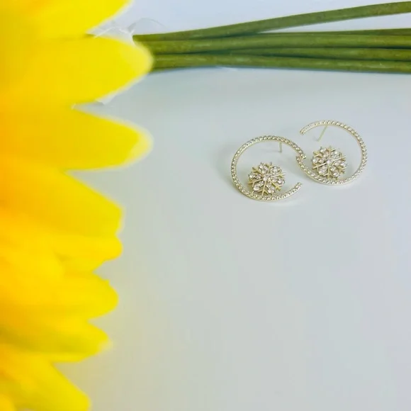 LAST ONE🔥 Zircon Snowflake Half Hoop Earrings | 14K Gold Plated | Luxury Jewelry - Picture 2 of 8